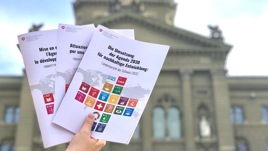 Foto Länderbericht 2022 vor dem Bundeshaus