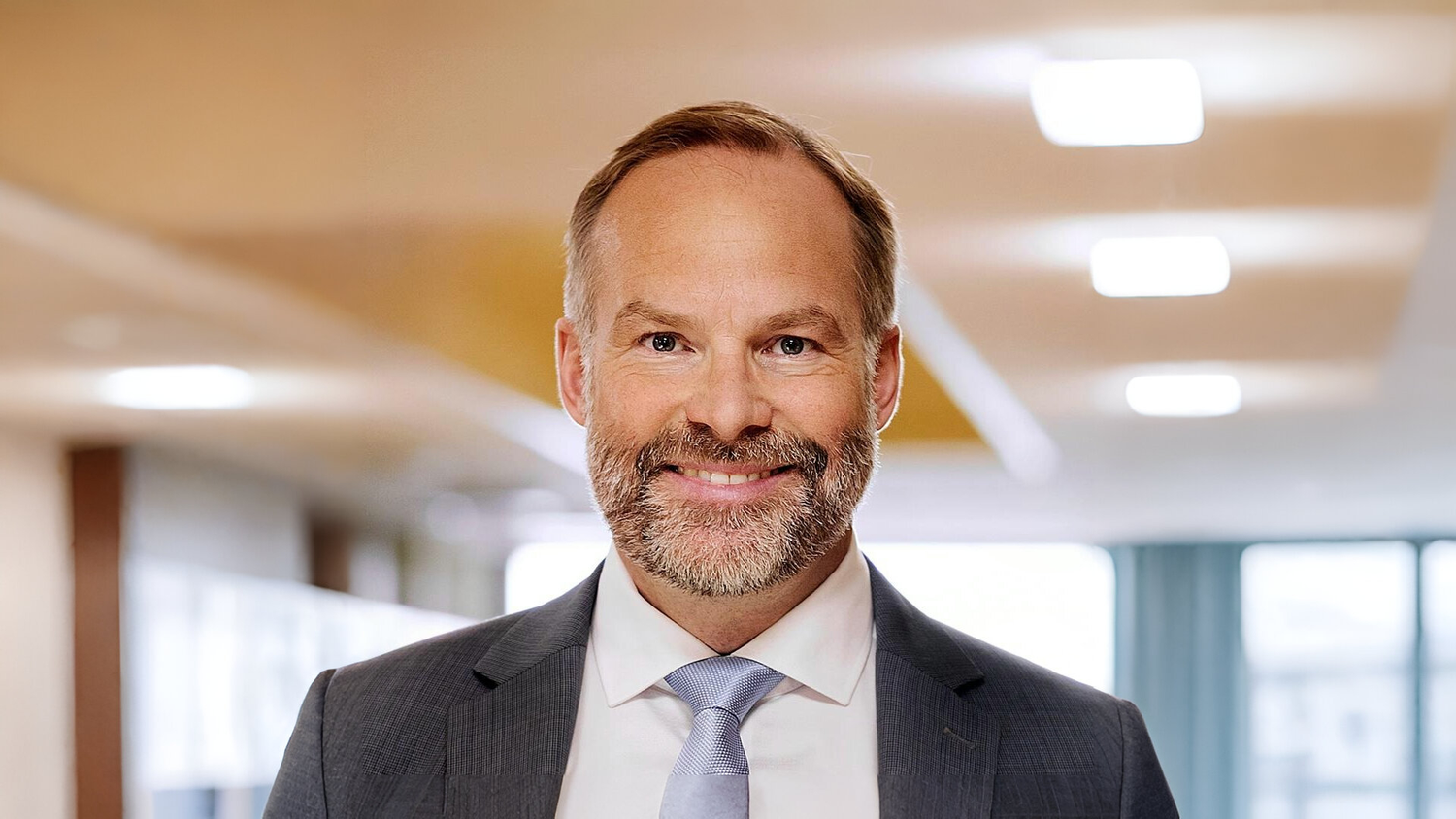 Auf dem Bild ist ein Porträt von Daniel Dubas zu sehen, Delegierter des Bundesrates für die Agenda 2030 und Leiter der Sektion Nachhaltige Entwicklung.